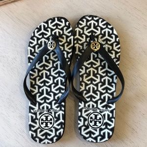 Tory Burch Black/white wide strap flip flops, sz 9